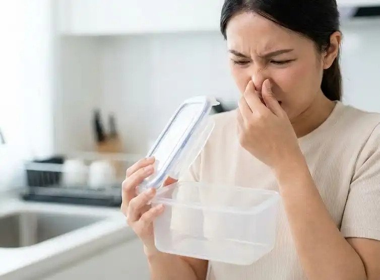 food container smell after washing plastic container odor problem real situation